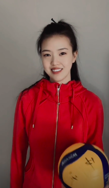 女排王牌暗示复出张常宁戴数万元名牌手链展示变装手持排球亮相