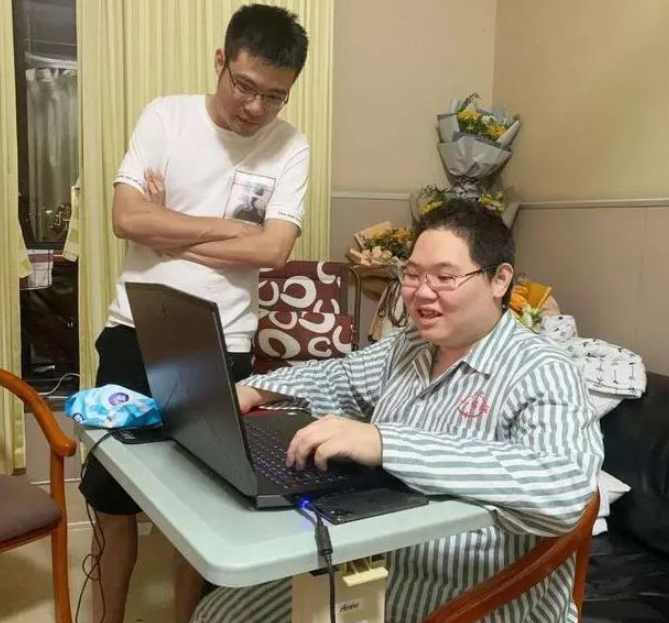 PDD复播无望，刚出院就跟粉丝汇报，身体又经历了一次大手术_腾讯新闻