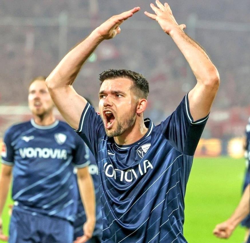 0-3到8-9!德乙升级赛神逆转:波鸿7轮点球保级,狂欢庆祝如夺冠