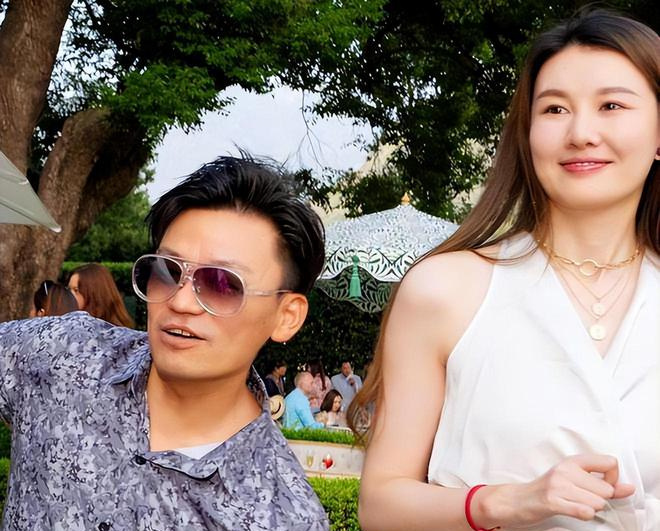 曝王宝强带女友聚会35岁冯清高挑气质好13厘米身高差惹人注意