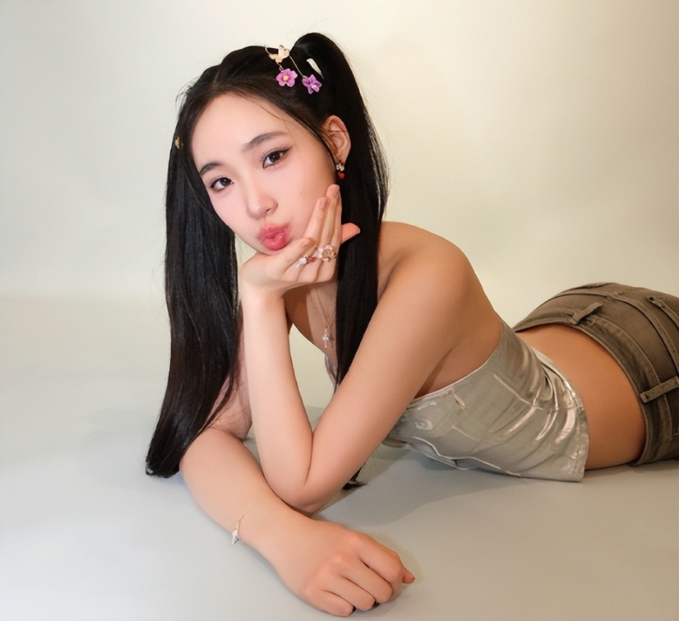 QQ朋友圈：香港正版資料大全更新時間不懼代言被下架，小S女兒Lily曬新造型，網友：想當明星想瘋了！r