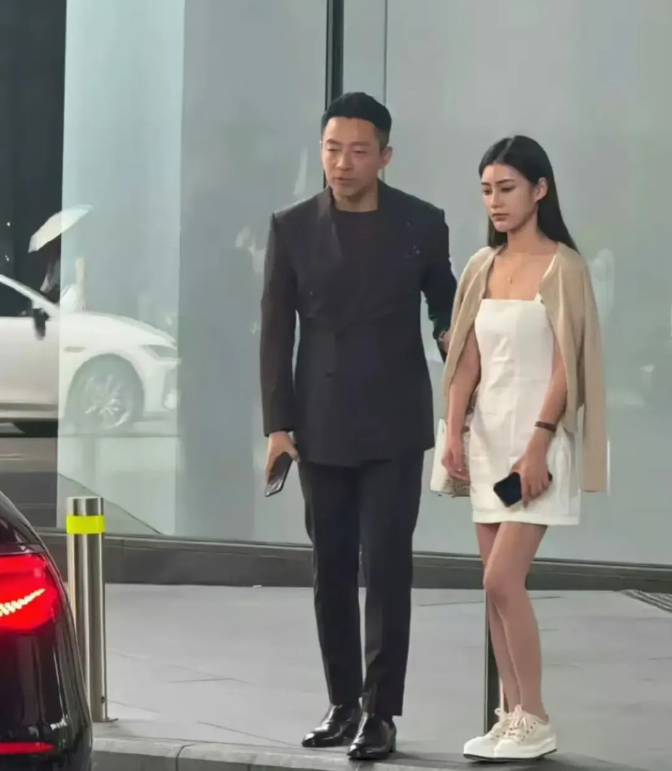 对大s彻底免疫!汪小菲带女友逛街被偶遇,小梅一身行头超百万