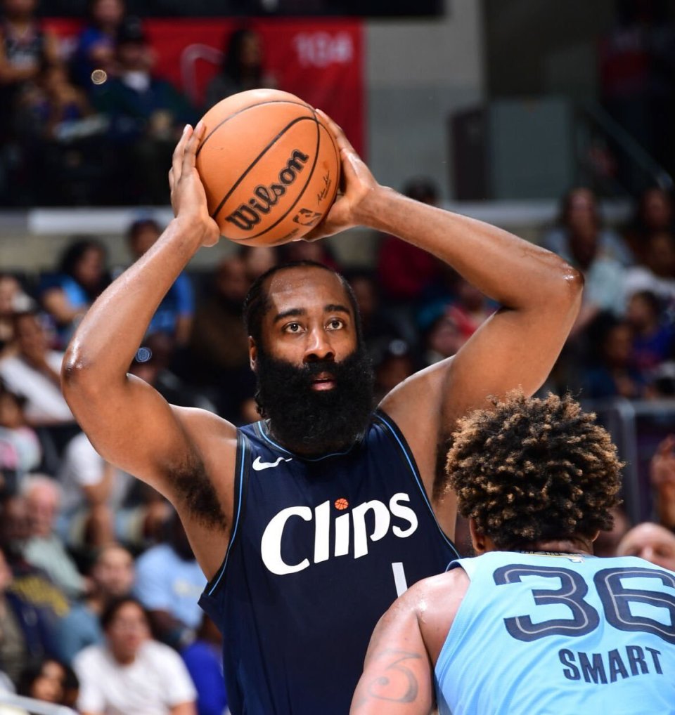 全场比赛,哈登出战28分钟,投篮12中4,三分球7中1,仅得11分4篮板3助攻