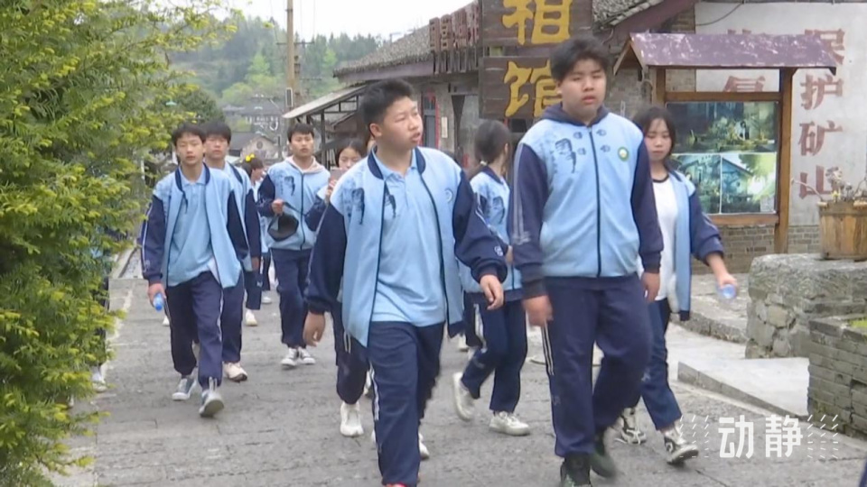 这两天,铜仁万山区朱砂古镇迎来了一批研学团队,他们走进"那个年代一