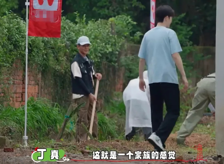 丁真上综艺被欺负!明星嘉宾抱团哄他多干活,面对镜头毫不掩饰