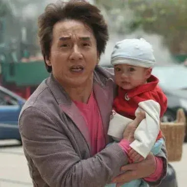 成龙老了!70岁近照曝光,满头白发难掩沧桑,网友直呼岁月不饶人