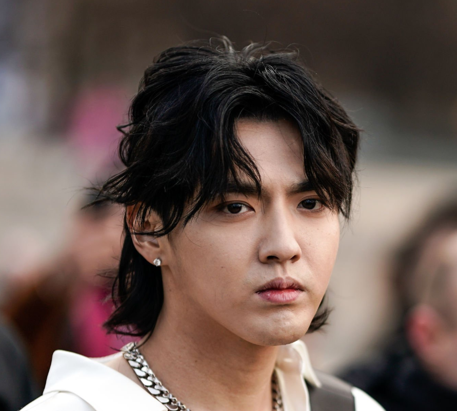 1990年出生的吴亦凡现年33岁,他在2021年因涉嫌强奸,聚众淫乱被捕