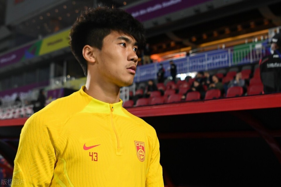 祸不单行吴少聪国家队失意回到俱乐部又连续缺阵让球迷惋惜