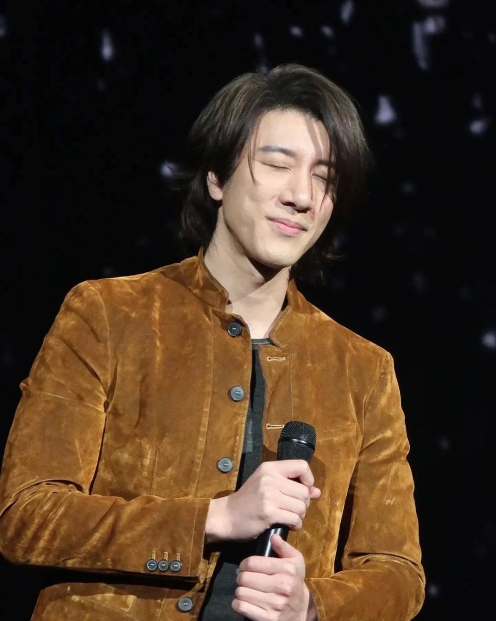 王力宏当晚留着一头披肩长发,身穿黄色西装外套,牛仔裤登台,一身朴素