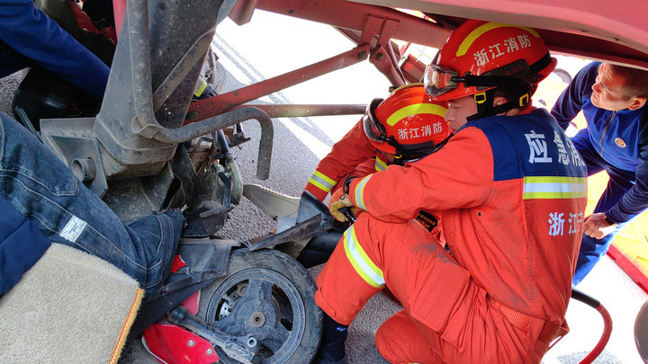 到场后,救援人员发现,事故电瓶车已经完全被压在了货车底部,电瓶车主
