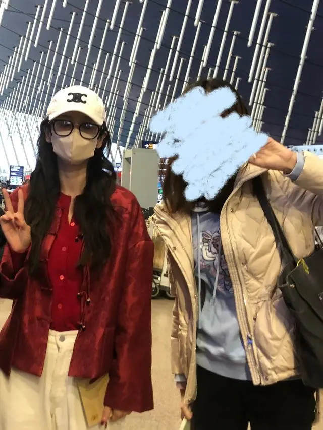 杨颖过年后回国首露面,粉丝接机气色好,称赞像大学生为复出准备_腾讯