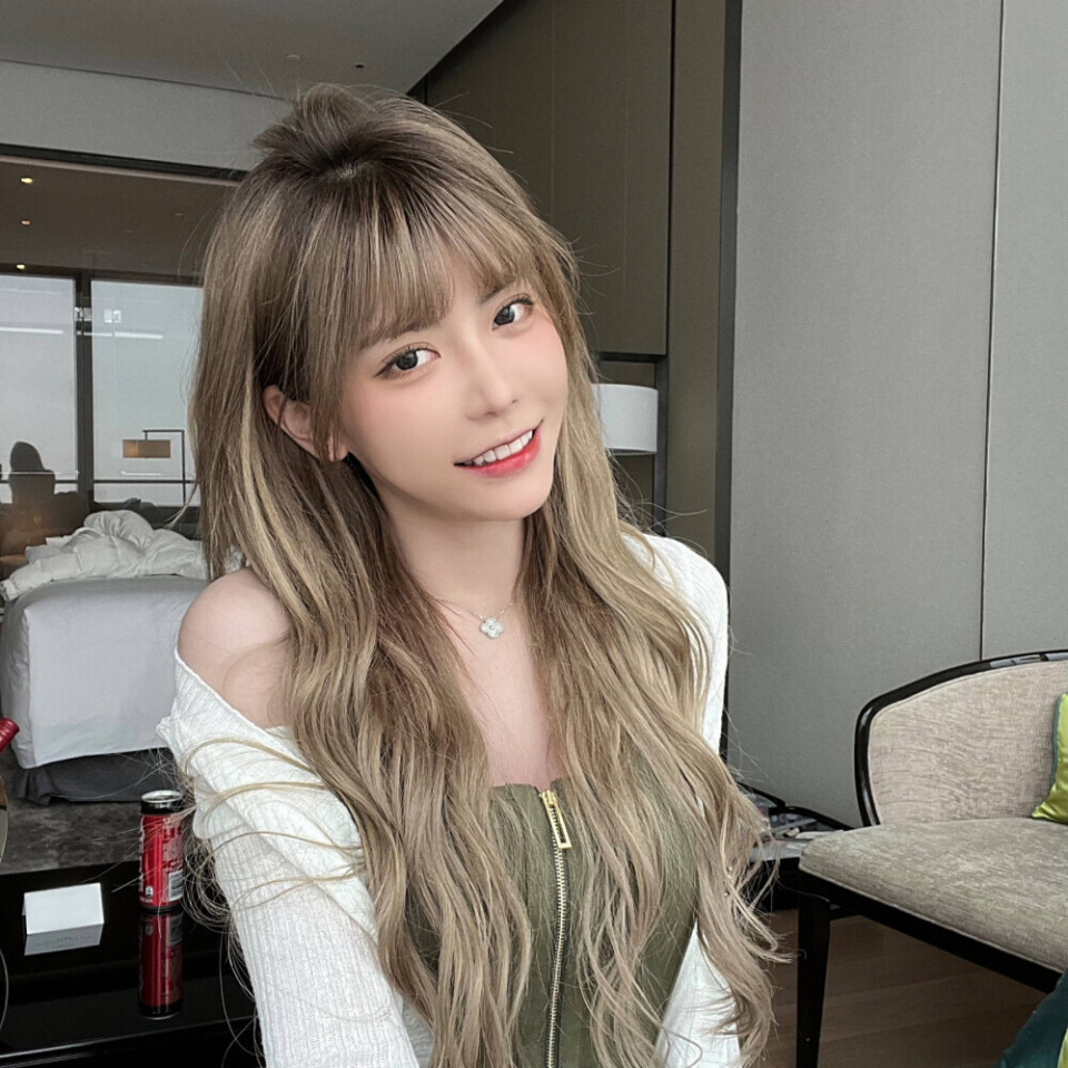 周淑怡,这位曾经的电竞女神,因其出色的游戏解说和独特的个人魅力