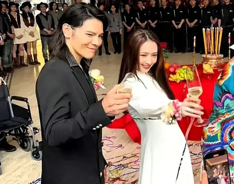 更有意思的是,在敬酒环节中郭碧婷作为儿媳妇全程都站在向太的旁边,而