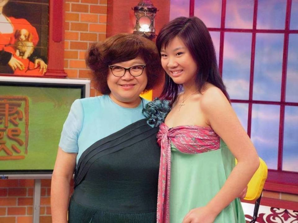 至于郑少秋另外两个女儿郑咏恩,郑咏曦更是不用多说.