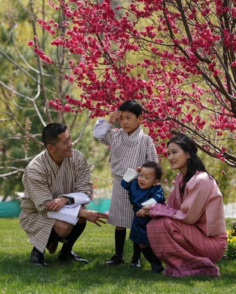 不丹王后三胎产女：与国王青梅竹马，为娶她还改了法律_腾讯新闻