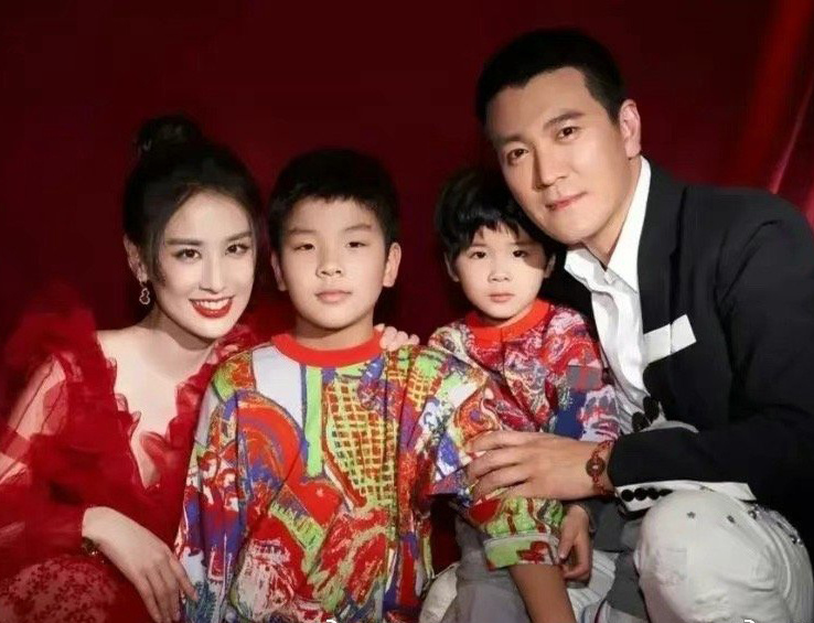 黄圣依杨子再秀家人合影,次子乖巧出镜,未见变化大的长子安迪_腾讯