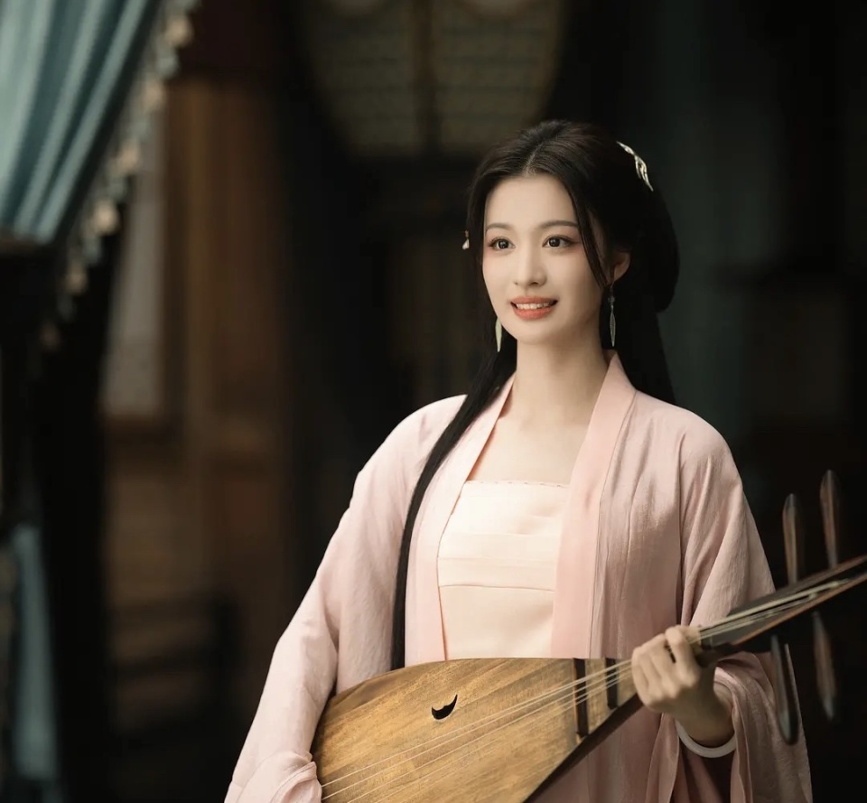 王楚然的首部作品,是在《将军在上》这部剧中出演角色,王楚然的古装