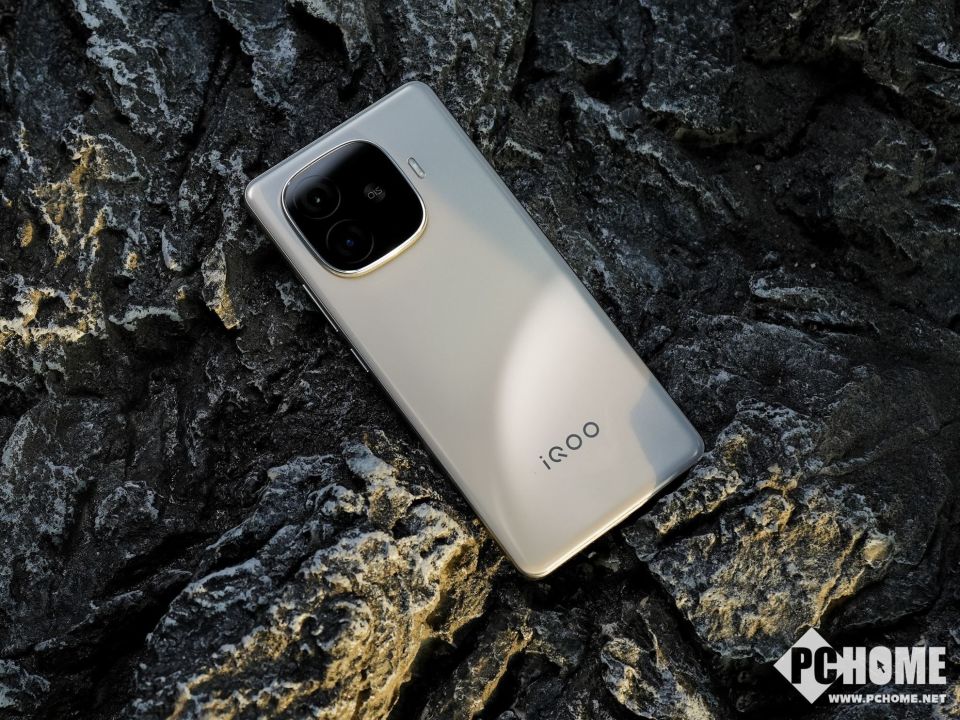 iQOO Z9 Turbo+月影钛图赏：iQOO首款钛色绘制细腻光影-腾讯新闻