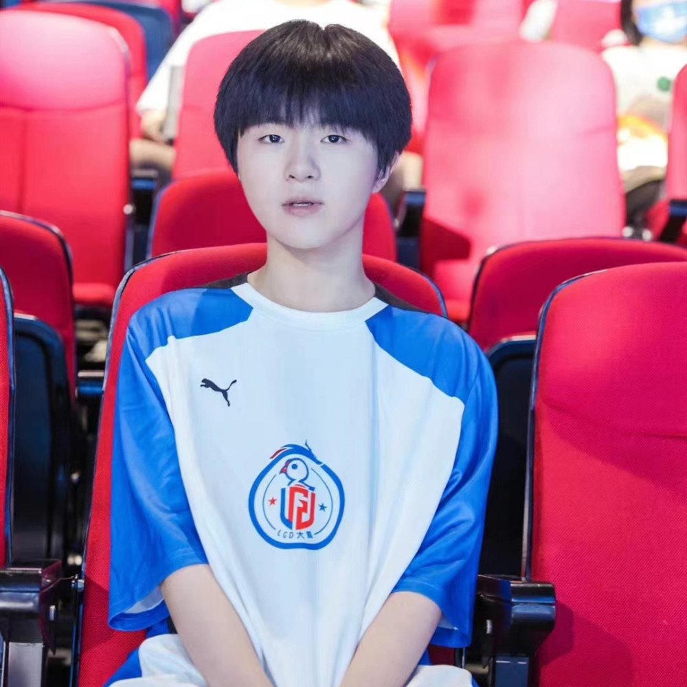 lgd江城深夜发伤感微博,板凳坐穿成定局,当初不换位会是怎样?