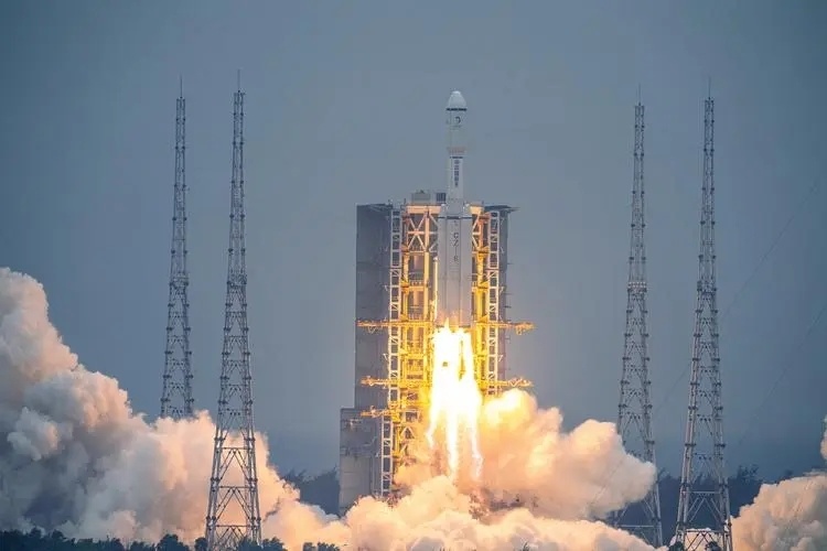 鹊桥2号升空,中国载人登月开始铺路,距离无限能源更进一步了_腾讯新闻