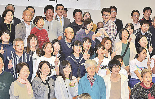 日本小岛学校只有1名女生，却有5名老师，9年后她终于毕业了！002219独一味2023已更新(腾讯/今日)