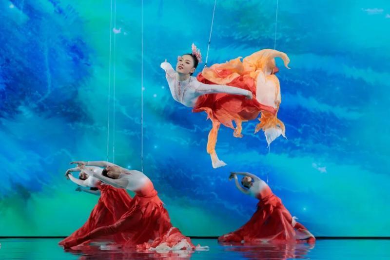 于是想到了锦鲤,寓意鱼跃龙门,好运连连,与今年的主题非常契合.