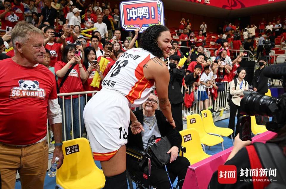 坎贝奇复出助四川女篮获胜 赛后喜极而泣|图集