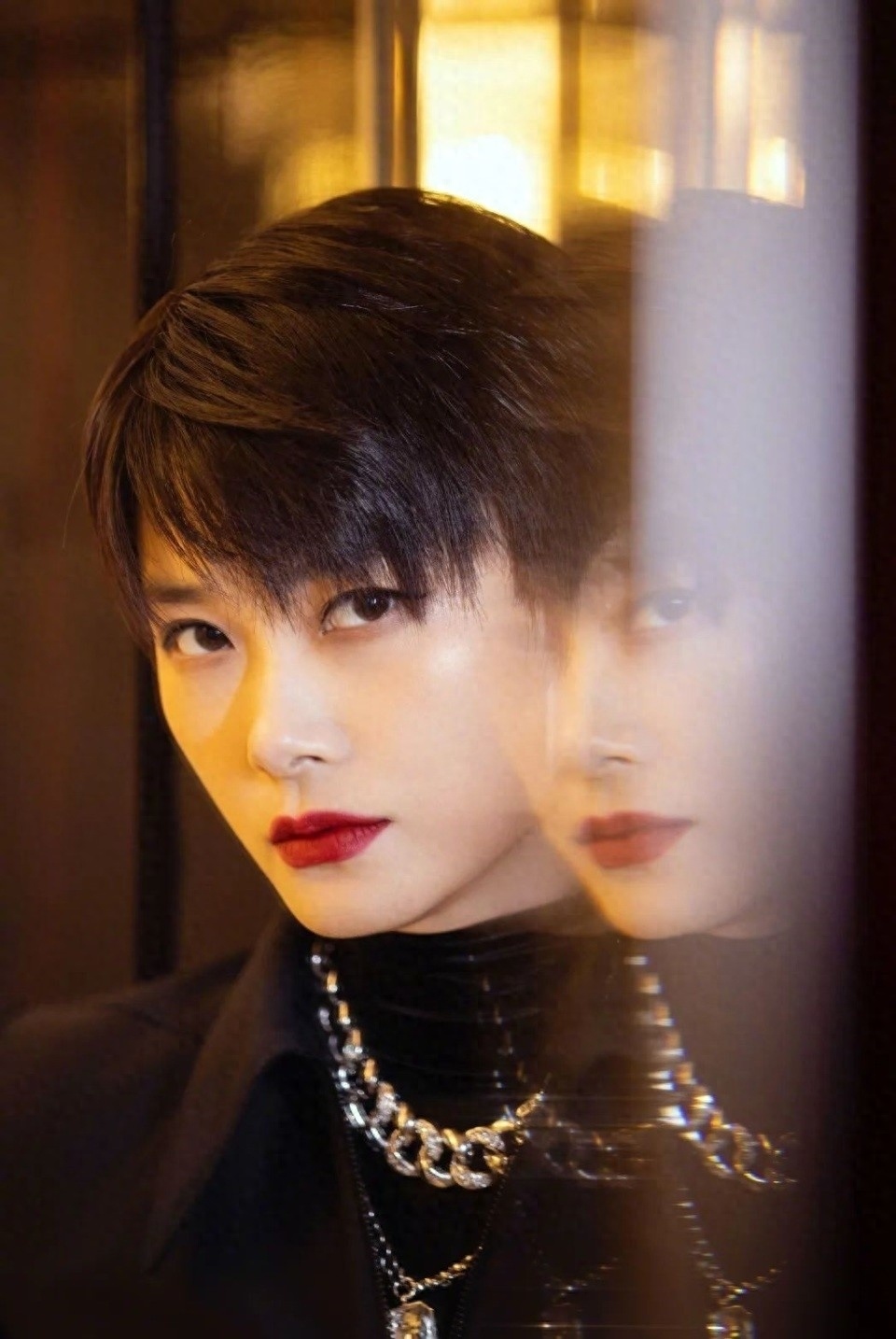 李宇春又一次形象崩塌,从顶流到"抢c位",娱乐圈对她不再容忍_腾讯新闻