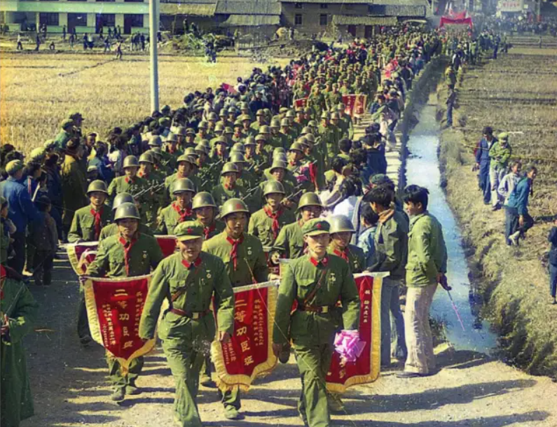 老兵回忆中越战争:奔赴前线大家抱着哭,都怕死,但没