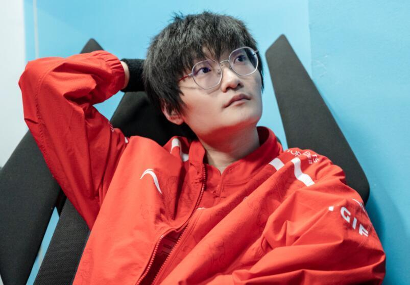 小天赛后吐槽粉丝直言赛后合影是酷刑故意大拇指朝下