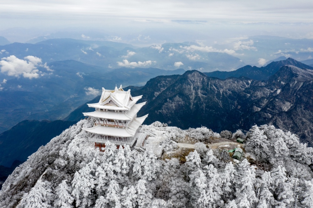 峨眉山最高峰图片