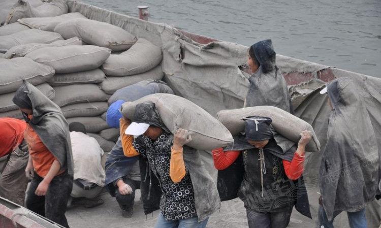 73岁大妈还干搬水泥袋子这样有污染的重体力劳动,整个社会需反思_腾讯