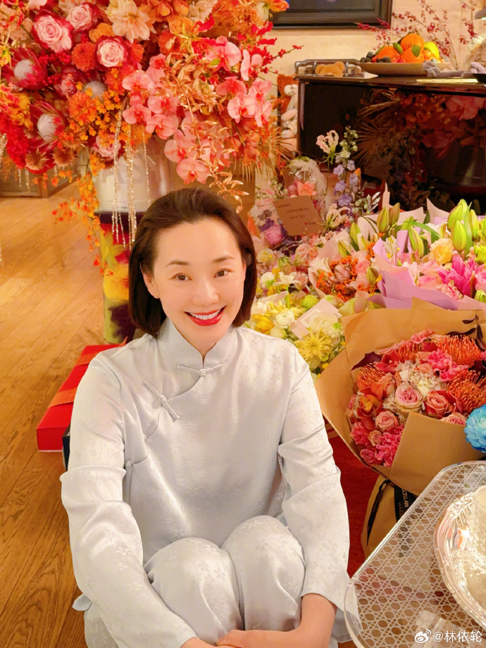 西华坐在地上拍了多张超唯美的照片,每一张她都笑得十分开心,真是隔着