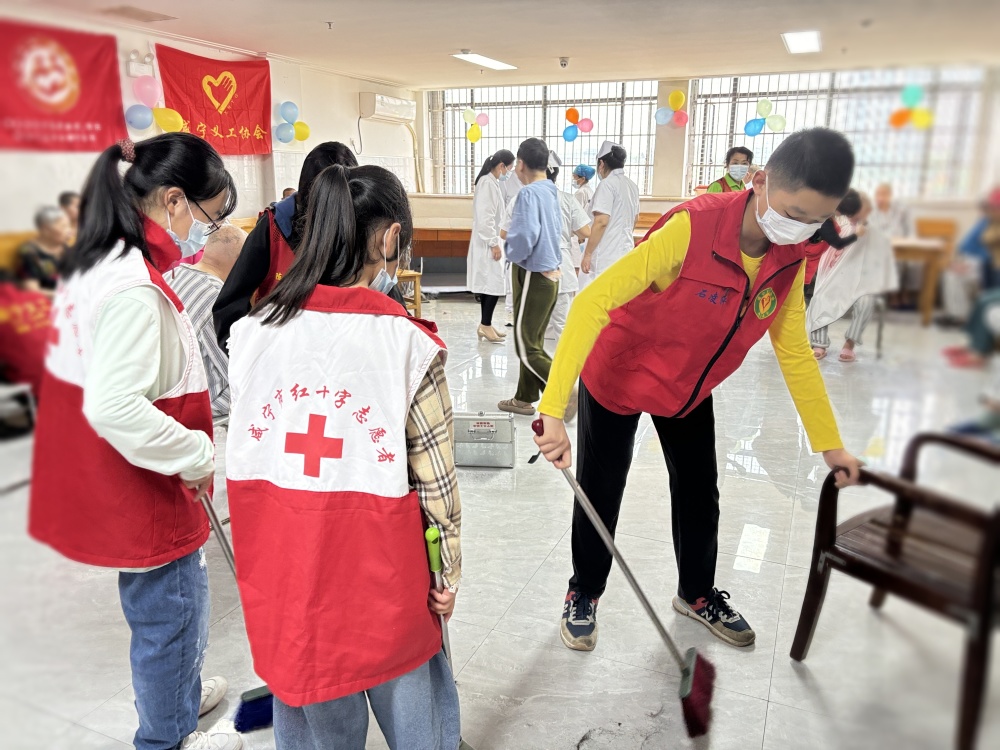 庆"双节" 献爱心68咸宁义工协会赴湖北科技学院附属第二医院开展
