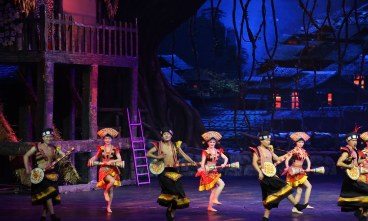 三湘湖南行之十∣魅力湘西观看歌舞表演