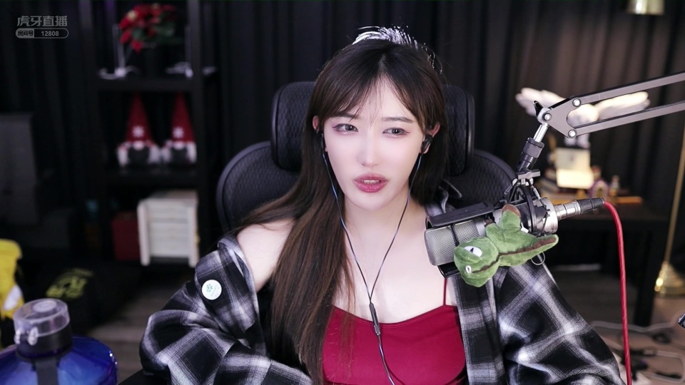 lol女主播送"唇印"写真!保底消费3k获得,粉丝:能附魔脚吗?_腾讯新闻