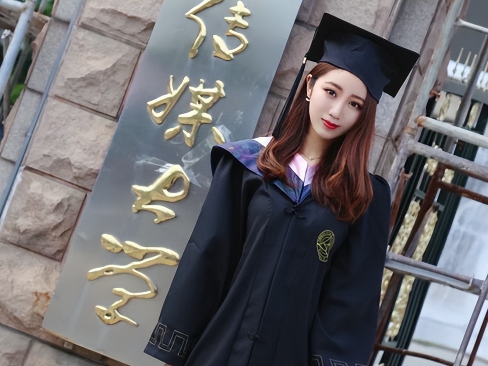 2013年,余露莹和其他艺术生一样通过多轮的艺考,最后成功进入中国传媒