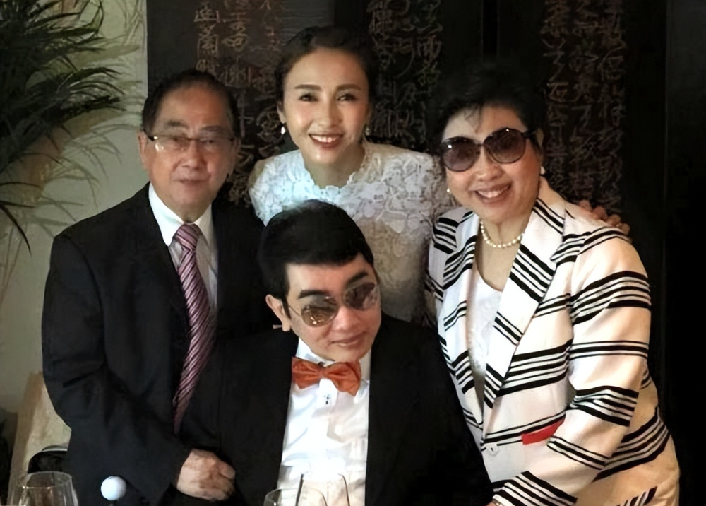 黎姿与仨女儿最新合影犹如四姐妹孩子入读全港最贵私校学习中华文化