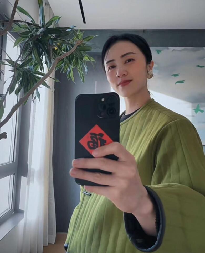 孙莉携仨子女踏冰多多素颜出镜脸型变精致网友直呼被美晕了