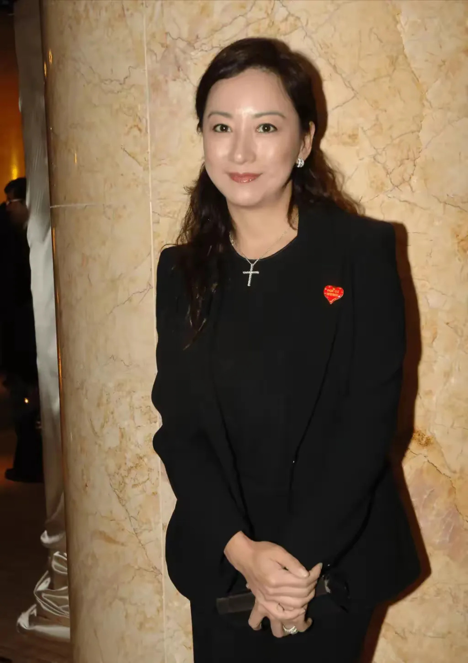 港姐冠军谢宁接受街头采访谈创业，如今成“曲奇皇后”营业额达九位数，经历两段婚姻_腾讯新闻