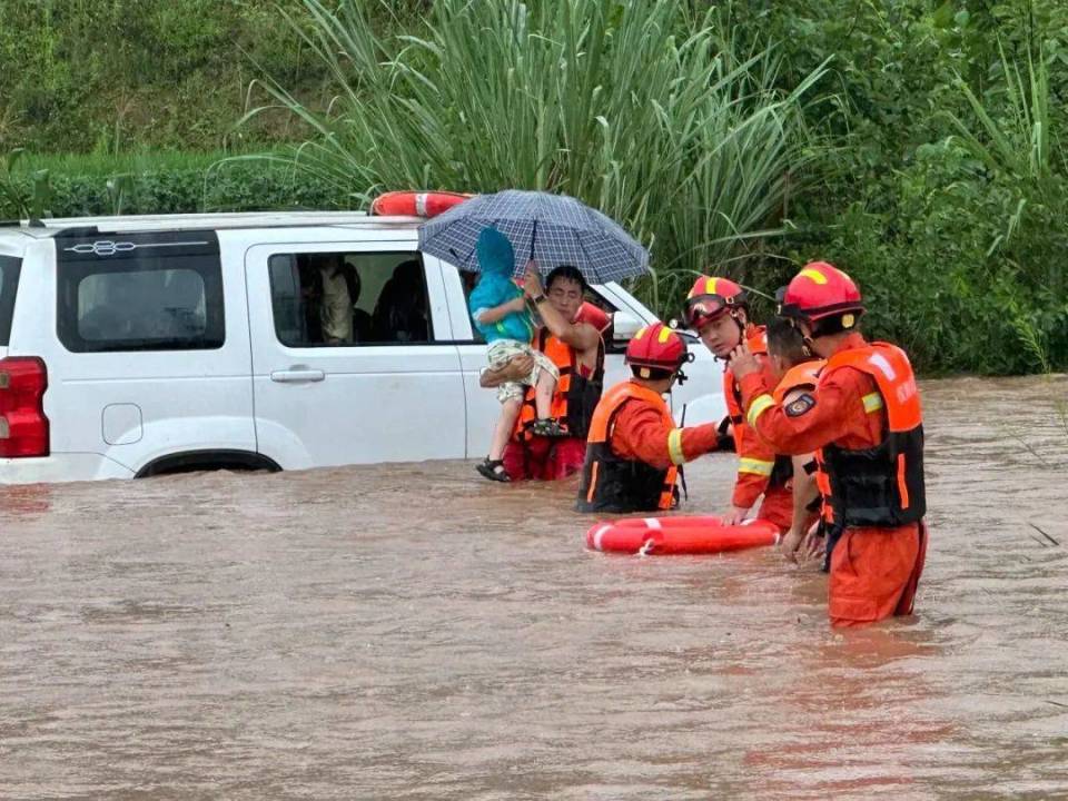 四川多地遭遇大暴雨 应急管理部门闻"汛"而动紧急救援