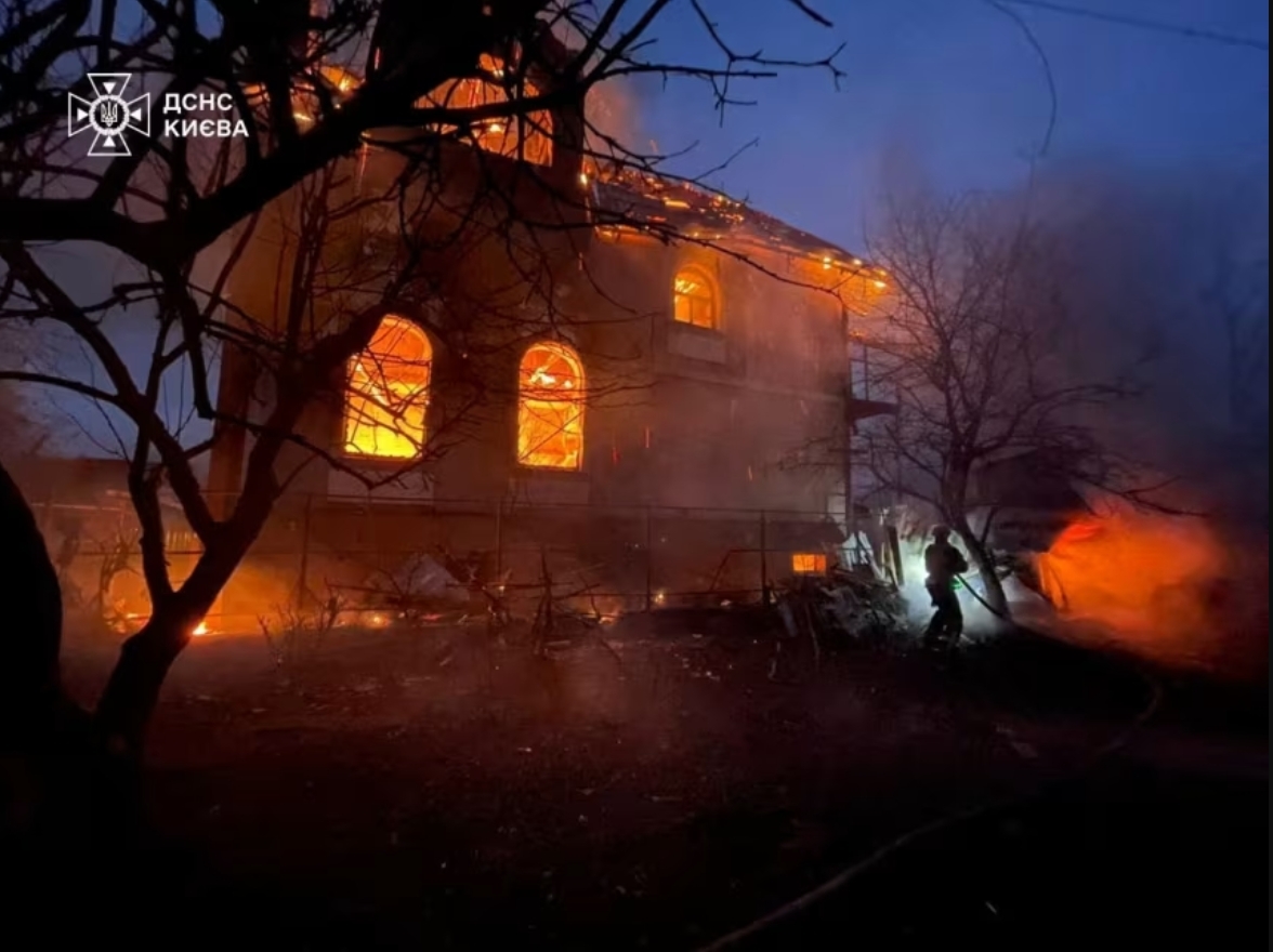 澤連斯基與特朗普會面前，俄對基輔發動超長時大規模襲擊 - 