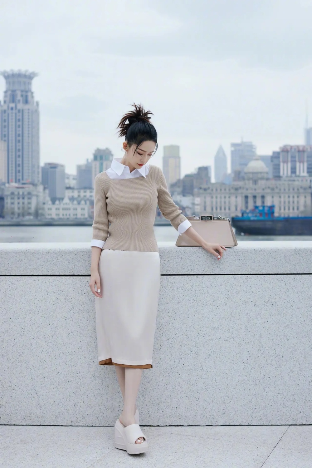 故事始于1975年,那时的装扮都是比较质朴的,军大衣,雷锋帽,花棉袄成了