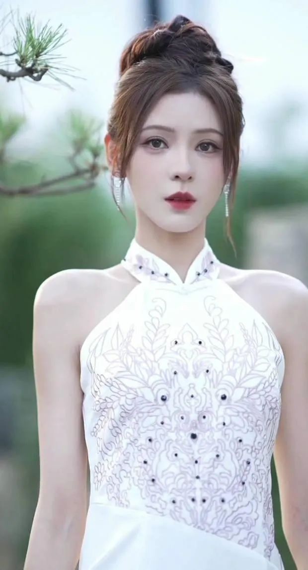 张予曦化身江南烟雨美人撑伞漫步腰肢纤细太迷人