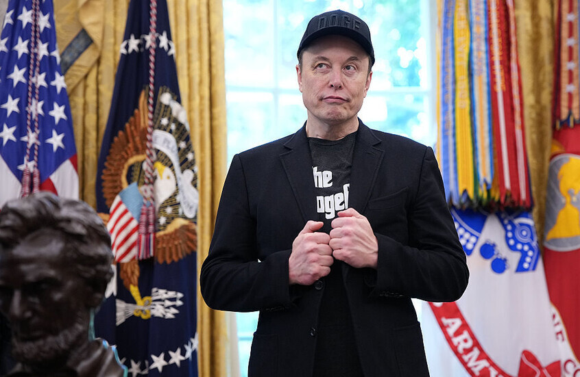 马斯克斩获史上罕见高额加薪：收入超美国全体小学教师工资总和，引发社会热议