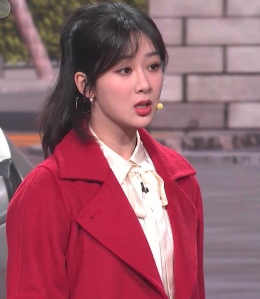 春晚同款受热捧!杨紫万元大衣轻松断货,秦岚毛衫12分钟售罄_腾讯新闻