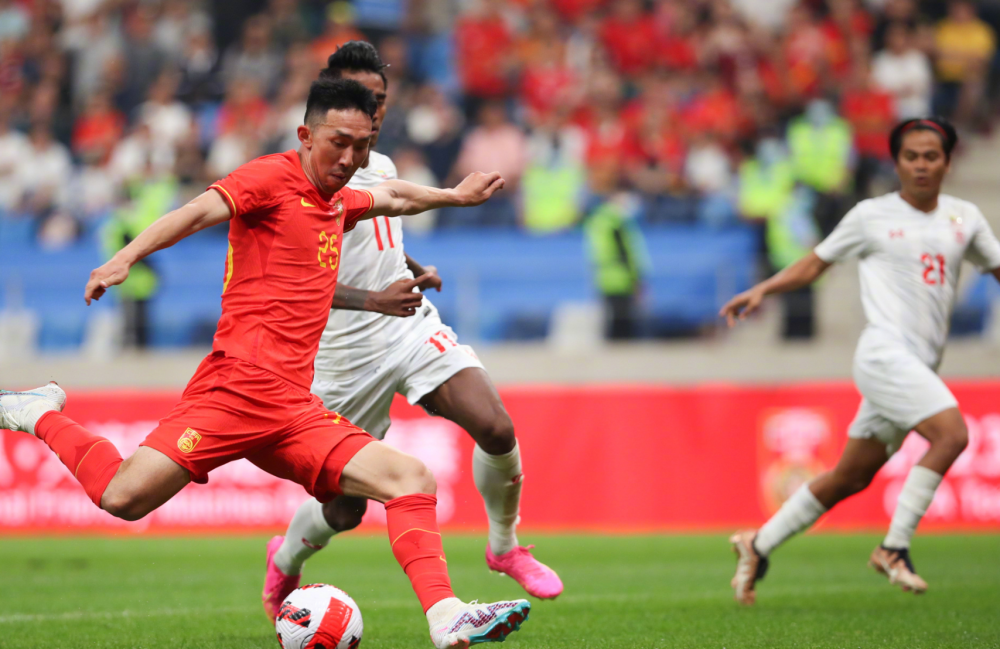 上一次赢球还要追溯到2021年10月的12强赛,当时国足3-2绝杀越南,长达