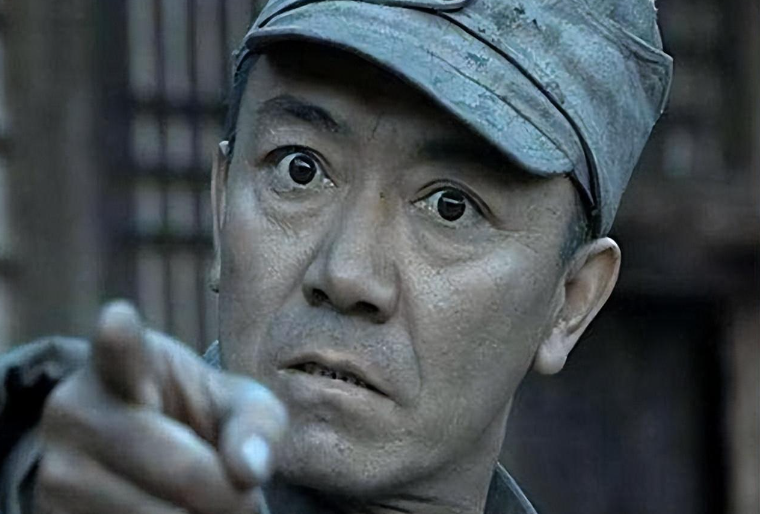 李幼斌饰演的角色看起来像是男主的父亲,面对桀骜不驯的男主,他表情