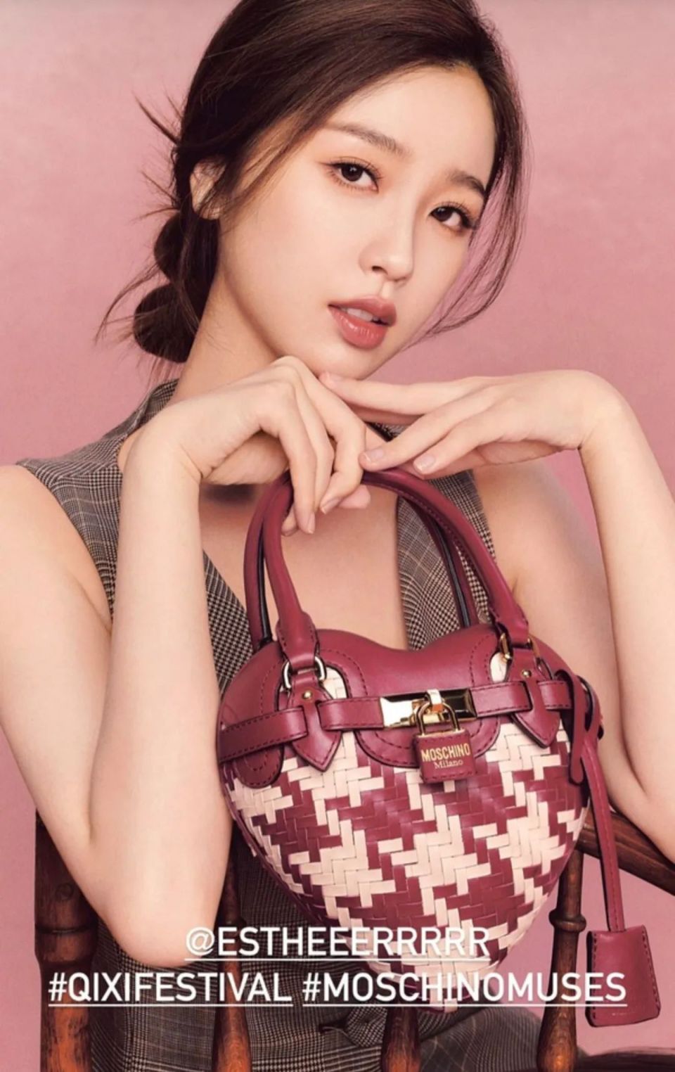 虞书欣海外看秀待遇差,和网红并排遭品牌差别对待,表情局促尴尬_腾讯