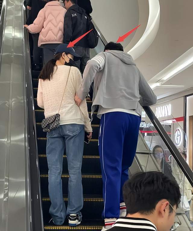 32岁孙杨真当爸!知情人透露称妻子张豆豆产女,生产细节曝光_腾讯新闻